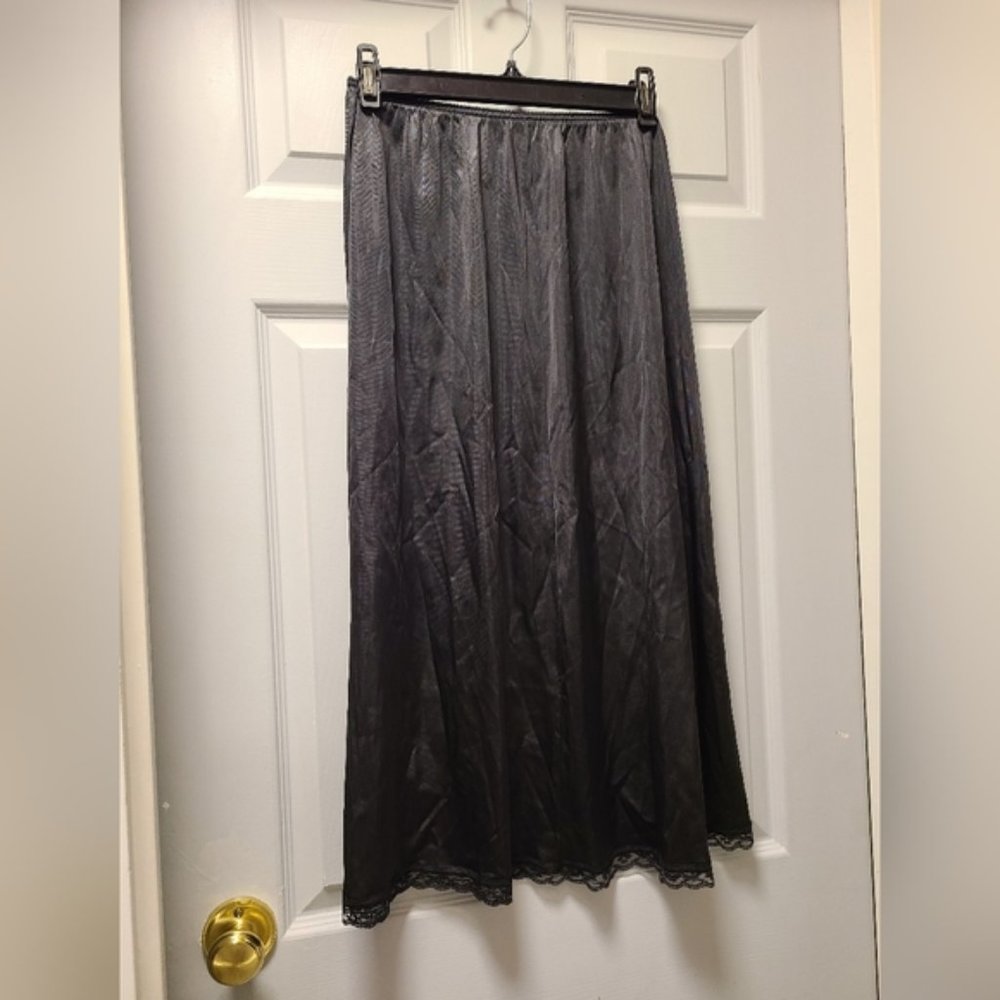 Warners black slip, sz L